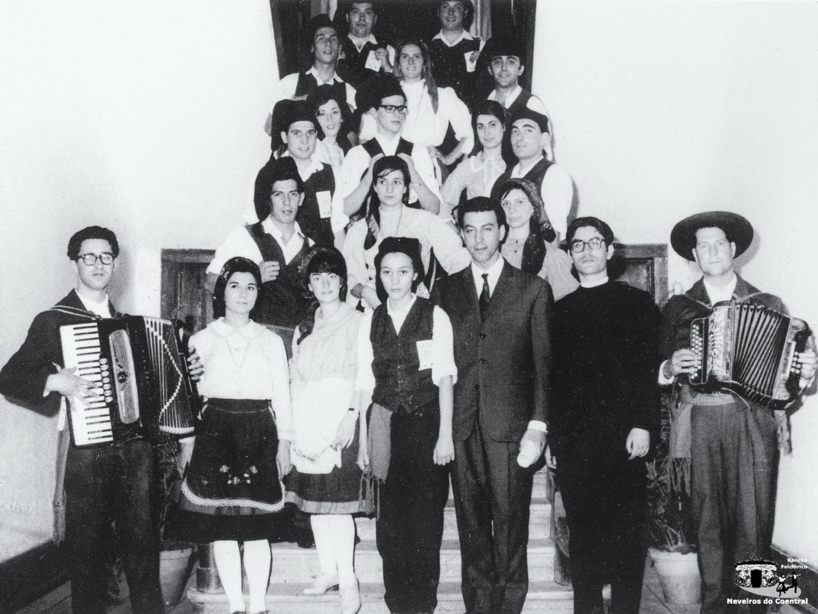 Fundação do Rancho Folclórico Neveiros do Coentral (1964)
Francisco Barata, Américo Barata, José Manuel Machado, Olga Almeida, Armando Campos, Jorge Neves, Manuela Carita Fernandes, Jorge Bento, Maria de Jesus, Vítor Bernardo, José Almeida, Fernanda Henriques, Fernanda Barata, Isidro Cotrim, Fernanda Neto, Manuela Machado, Paula Machado, Herlander Alves Machado, Pe. Manuel Santos, Mário Varandas(da esquerda para a direita e de cima para baixo)