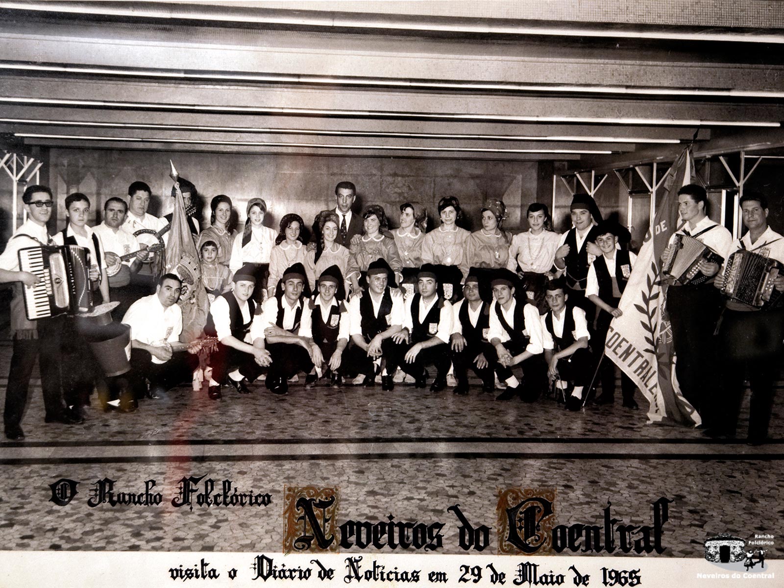 Atuação nas instalações do jornal Diário de Notícias em Lisboa (1965)
Atrás: Isidro Cotrim, José Manuel Henriques, Joaquim Agostinho, Ramiro Simões, José Almeida, Ana Cristina Tomás Henriques, Olga Almeida, Manuela Bento, Amélia Cardigos, Manuela Machado, Herlander Machado, Clara Barata, Ema Cardigos, Fernanda Barata, Fernanda Henriques, Paula Machado, Francisco Barata, António Manuel Correia, Gustavo Barata, Mário VarandasFrente: Manuel Fernandes, Alberto, José Manuel Machado, José Alves, Américo Barata, Antero Miranda, Alcides Ventura, Jorge Bento, Sebastião Simões