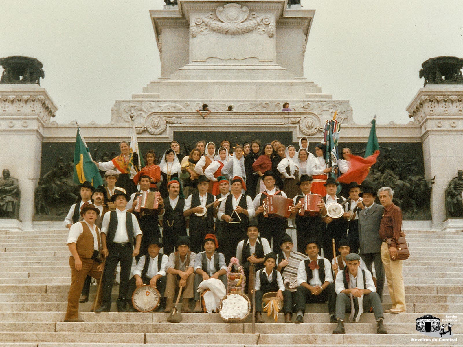 Primeira viagem ao Brasil (1985)
Atrás: Olga Almeida, Cláudia Machado Fernandes, Isaura Baeta, Maria Herlander Machado, Mónica Machado Fernandes, Paula Almeida, Ana Cristina Barata, Piedade Simões, Manuela Fernandes, Paula Claro, Manuela Simões Fernandes, Maria Fernanda Barata, Florbela Costa, Palmira Simões, Isabel Simões, Margarida Monteiro, Clara Barata, Isabel Barata, Susana Barata, Manuela Machado FernandesMeio: Antero Miranda, Carlos Jorge Ferreira, Paulo Barata, Manuel Barata, Domingos Costa, Manuel Fernandes, Francisco Barata, Jeremias Cesário, Gustavo Barata, Armando Barata, Ramiro Simões, Joaquim Agostinho, Américo Barata, Herlander MachadoFrente: Alberto Simões, José Almeida, Abílio Galhardo, Armando Simões, Hélder Machado, Jorge Fernandes, Paulo Fernandes, António José Barata, José Machado Fernandes, Paulo Miranda, Emílio Miranda