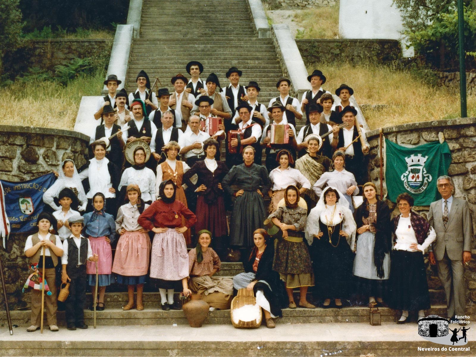 Foto de grupo, Coentral (1985)
Atrás (homens): Emílio Miranda, António Augusto, Alberto Simões, Jorge Fernandes, Armando Simões, Abílio Galhardo, Antero Miranda, José Almeida, Américo Barata, Hélder MachadoMeio (homens): Manuel Fernandes, Carlos Jorge, Domingos Costa, Paulo Miranda, Jeremias Cesário, Joaquim Agostinho, Armando Barata, Gustavo Barata, Manuel Barata, Ramiro Simões, Paulo Barata, Francisco BarataMeio (mulheres): Margarida Monteiro, Fernanda Barata, Manuela Fernandes, Ana Barata, Isabel Barata, Paula Almeida, Anabela Cesário, Paula Claro, Piedade SimõesFrente: Fernando Madeira, Jorge Cesário, Bruno Almeida, Cláudia Machado Fernandes, Susana Barata, Florbela Costa, Palmira Simões, Isabel Simões, Mónica Machado Fernandes, Isaura Baeta, Maria Herlander, Clara Barata, Herlander Machado
