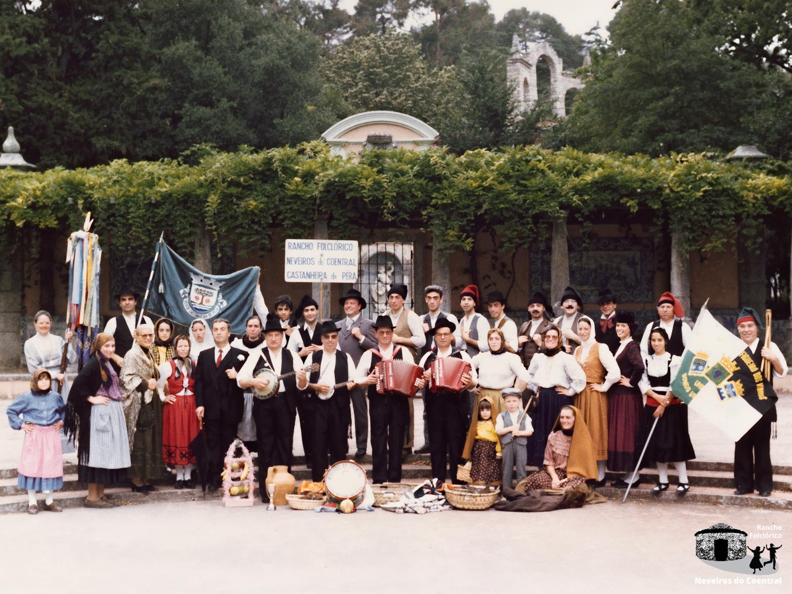 Atuação no Jardim Zoológico, Lisboa (1988)
Atrás: Clara Barata, Jorge Fernandes, Paulo Fernandes, Pedro Graça, Américo Barata, Armando Barata, Emílio Miranda, Hélder Machado, Paulo Miranda, Carlos Jorge Ferreira, António José Barata, Paulo Machado Fernandes, Jeremias CesárioFrente: Andreia Barata, Isabel Simões, Fernanda Claro, Mónica Machado Fernandes, Piedade Simões, Margarida Monteiro, Antero Miranda, Ana Paula Almeida, Ramiro Simões, Manuel Fernandes, Gustavo Barata, Armando Barata, Manuela Simões Fernandes, Manuela Fernandes, Ana Cristina Barata, Isabel Barata, Cláudia Machado FernandesBaixo: Ana Catarina Barata, Diogo Simões, Palmira Simões