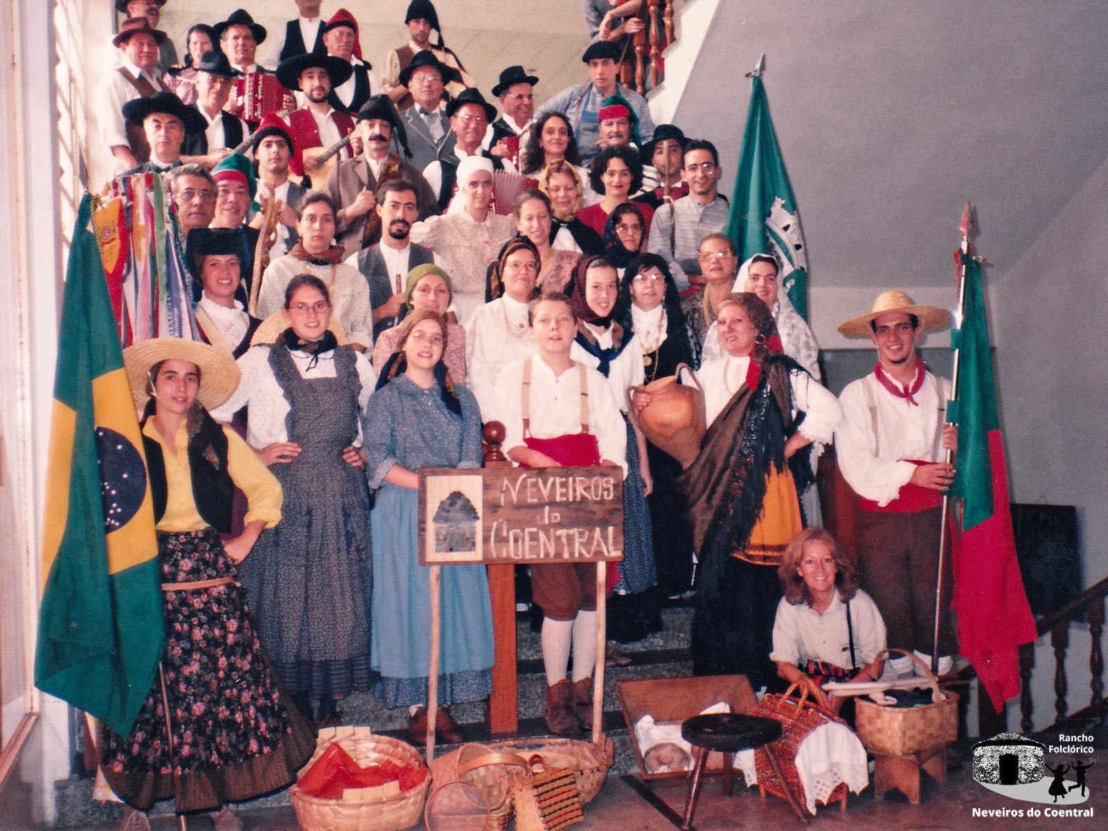 Segunda viagem ao Brasil (1997)
Atrás: Angelino Madeira, Jorge Fernandes, Nelson Silva, Alberto Simões, Piedade Simões, Manuel Barata, Jeremias Cesário, Manuel Fernandes, Rui Sebrosa, Américo Barata, Armando Barata, Armando SimõesMeio: Antero Miranda, José Silvestre, Carlos Jorge Ferreira, Gustavo Barata, --, Domingos Costa, Fernando Costa, José Machado Fernandes, Francisco Barata, Ana Paula Almeida, Paulo Miranda, Susana Barata, Ana Cristina Barata, Maria Fernanda Barata, Juvelina Costa, --, João Paulo AlvesFrente: Cláudia Machado Fernandes, Isabel Barata, Andreia Barata, Ana Catarina Barata, Palmira Simões, Manuela Fernandes, Diogo Simões, Ana Filipa Antunes, Isaura Baeta, Olga Almeida, Florbela Costa, Manuela Machado Fernandes, Bruno Almeida