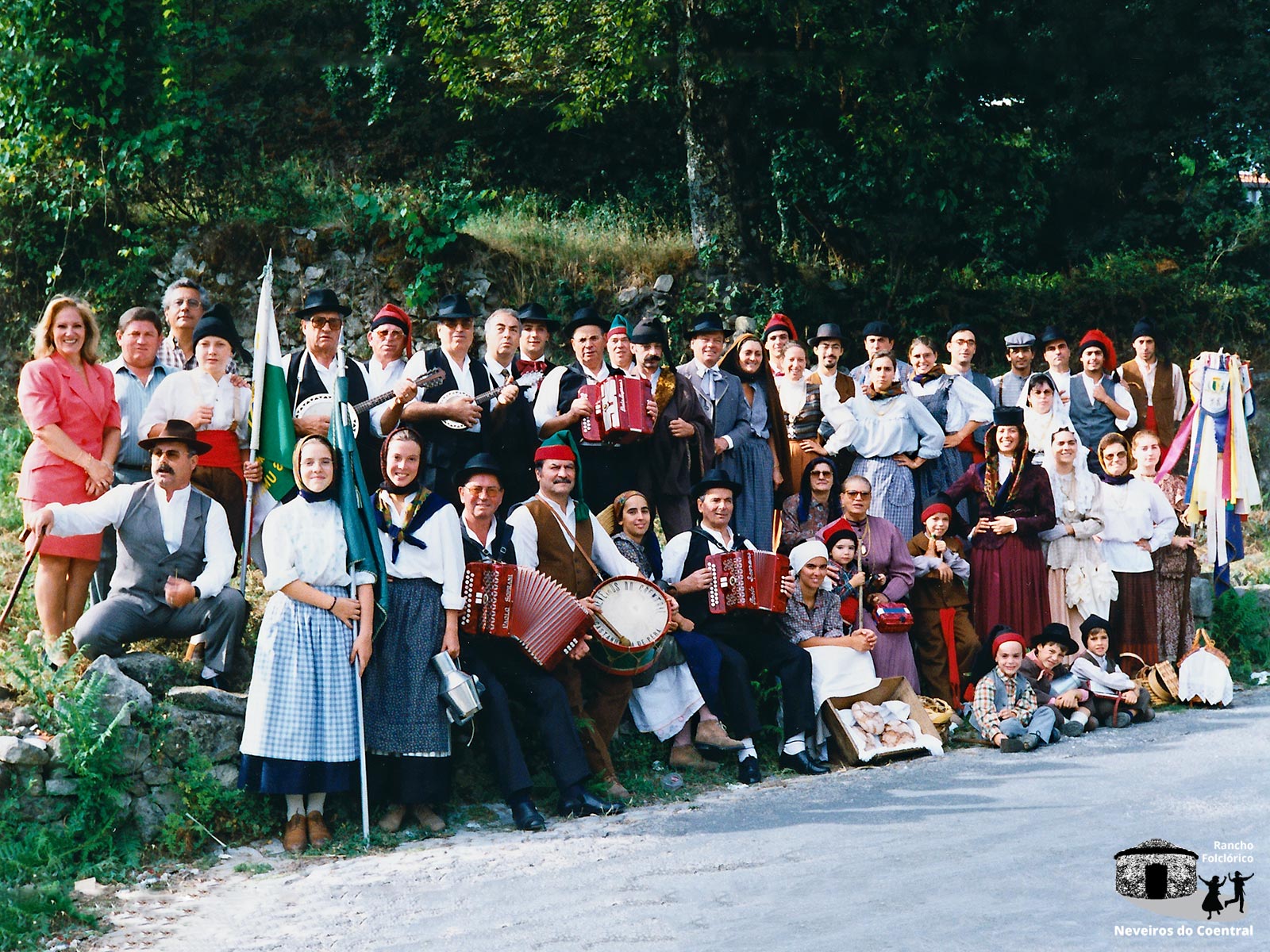 Foto de grupo, Coentral (1997)
Atrás: Olga Almeida, Alberto Simões, José Manuel Machado, Diogo Simões, Ramiro Simões, Jeremias Cesário, Manuel Fernandes, Antero Miranda, Fernando Costa, Armando Barata, Francisco Barata, Carlos Jorge, Américo Barata, Palmira Simões, Bruno Almeida, Ana Barata, Paulo Miranda, Armando Simões, Paula Almeida, Andreia Simões, Emílio Miranda, João Paulo, Jorge Fernandes, José Silvestre, Nelson SilvaFrente: Angelino Madeira, Catarina Barata, Ana Antunes, Gustavo Barata, Domingos Costa, Cláudia Machado Fernandes, Manuel Barata, Susana Barata, Juvelina Costa, André Claro, Fernanda Claro, Sebastião Ferreira, Isabel Barata, Isaura Madeira, Florbela Costa, Manuela Fernandes, Alexandra CorreiaBaixo: Frederico Ferreira, João Miranda, Miguel Miranda