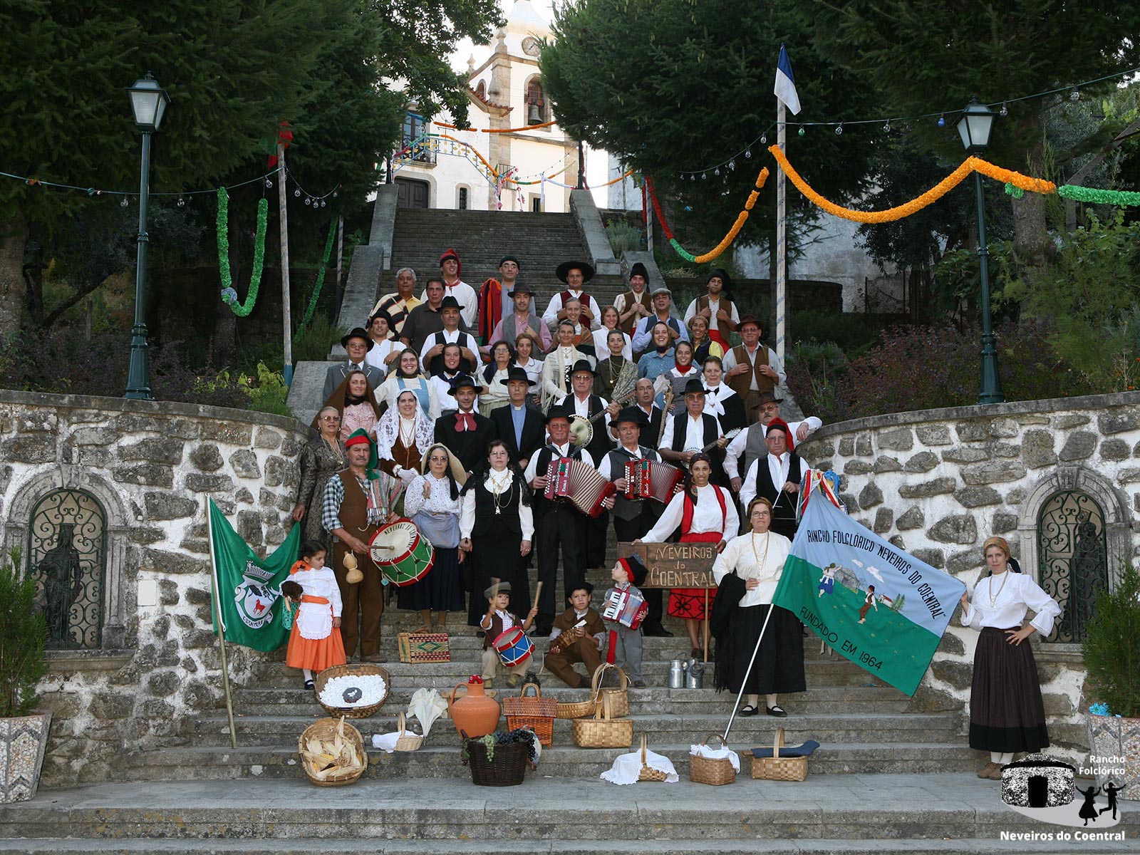 Foto de grupo, Coentral (2006)
Atrás: José Machado Fernandes, Armando Simões, Bruno Almeida, Emílio Miranda, Paulo Miranda, Elisa Canário, Bruno Simões, --, Nelson Silva, Paulo Machado Fernandes, Cláudia Machado Fernandes, Paulo LopesMeio: Américo Barata, Tiago Carvalho, Andreia Barata, Jorge Fernandes, Ana Filipa Antunes, Juvelina Costa, Mónica Fernandes, Maria da Glória Claro, Paula Claro, Ana Catarina Barata, Susana Carvalho, Maria Fernanda Barata, Alberto SimõesMeio: Fernanda Claro, Palmira Simões, Florbela Costa, Fernando Costa, Antero Miranda, Ramiro Simões, António Silva, Manuel Fernandes, Angelino MadeiraFrente: Joana Costa, Gonçalo Almeida, Miguel Henriques, Diogo Henriques, Manuela Fernandes, Sara Amaro