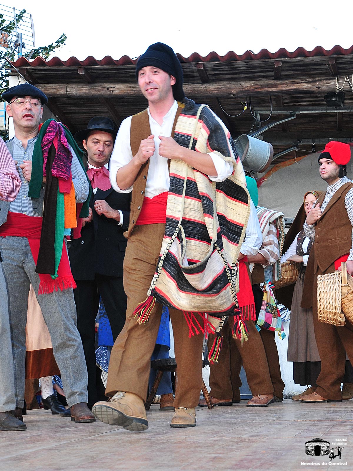 Cavalgando serraniasÉ vendedor ambulantePor feiras e romariasVende burel o feirante.