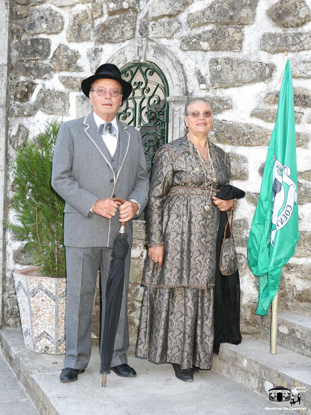 Tendo mais bens ao luarBois e mula, muitos gadosTinham mais rico trajarOs lavradores abastados.