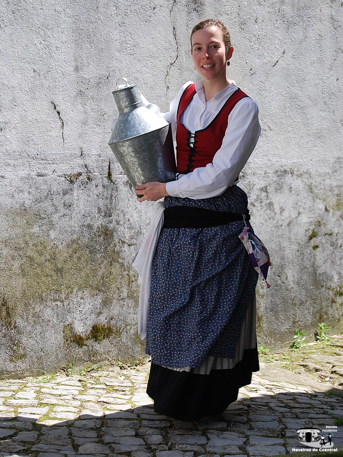 Leva a quartilha à cinturaTrajando à sua maneiraLeite, queijo, uma frescuraDe porta em porta a leiteira.