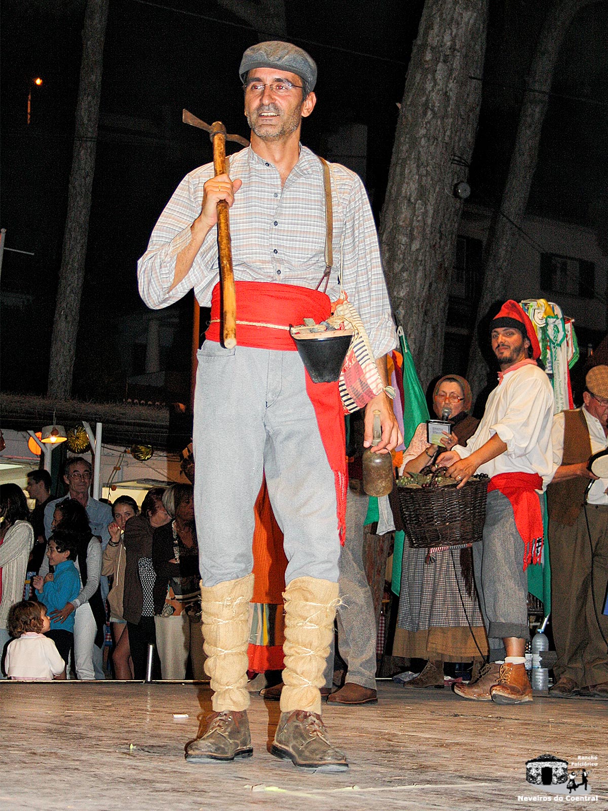 Na solidão dos pinhaisNa caruma do pinheiroFicam troncos com sinaisQue lhes deixa o resineiro.