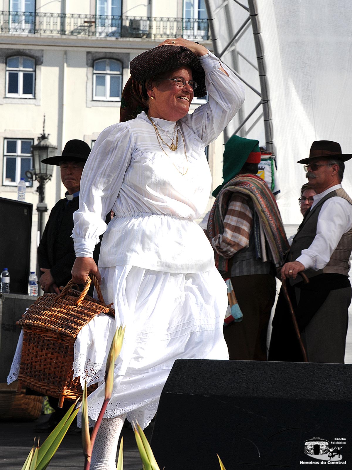 Teme a romeira rasgarA saia, quando tropeça,Sobe a serra p'ra bailarMas leva a saia à cabeça.